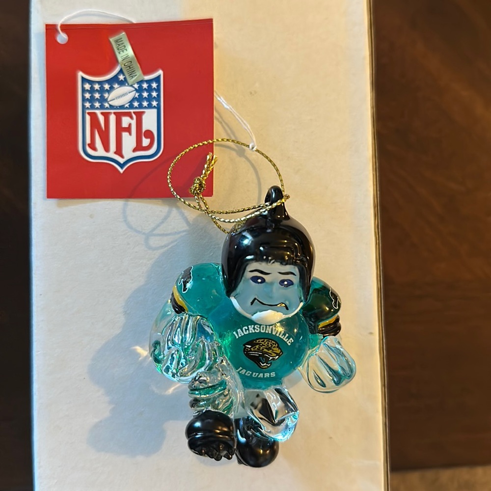 Brand new with tags Jacksonville Jaguars glass ornament. 3 inches. Rare/Vintage